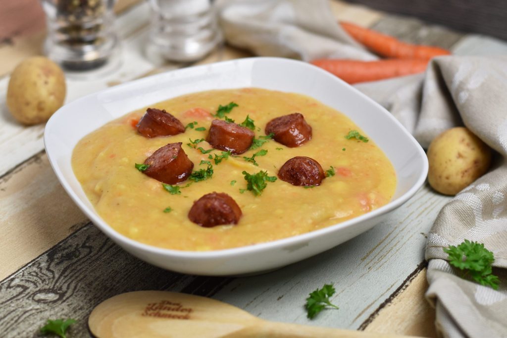 Deftige Kartoffelsuppe mit gebratenen Mettwürstchen