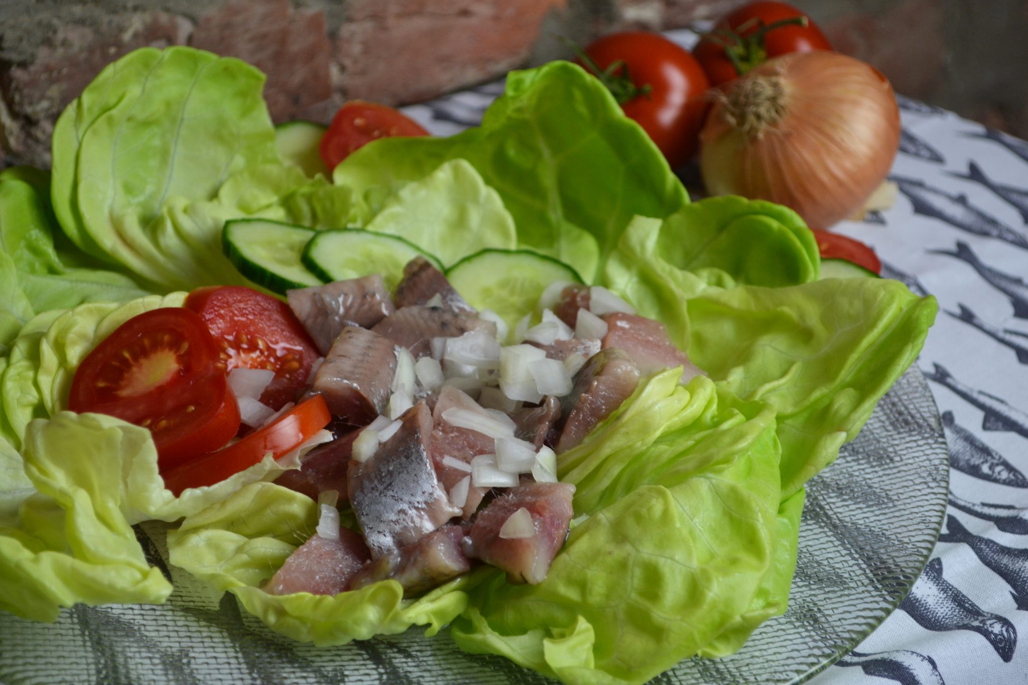 Einfach, schnell zubereitet und lecker: Matjes mit Salat