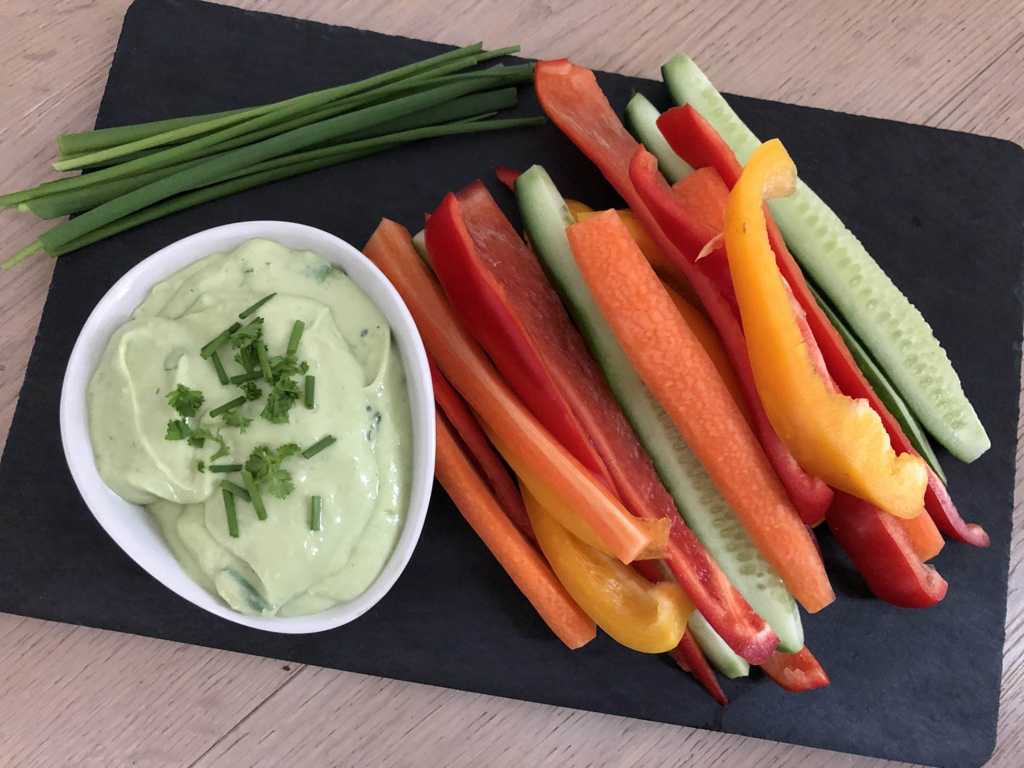 Gemüsesticks mit Avocado-Joghurt-Dip