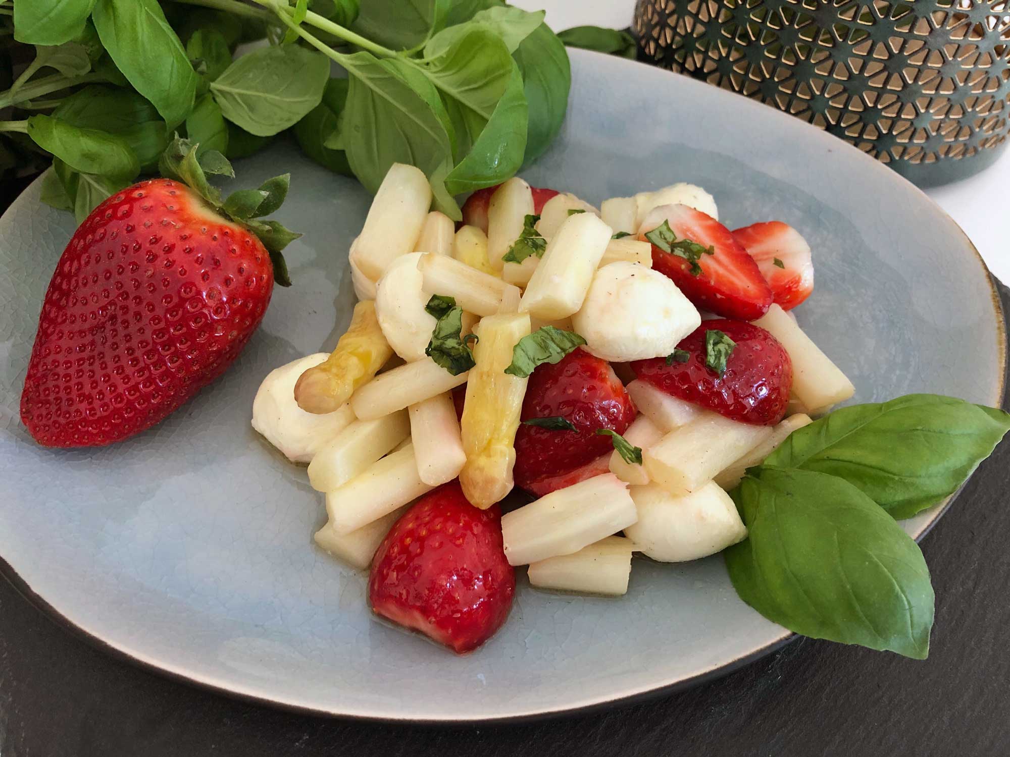Gebratener Spargel mit Erdbeeren und Mozzarella