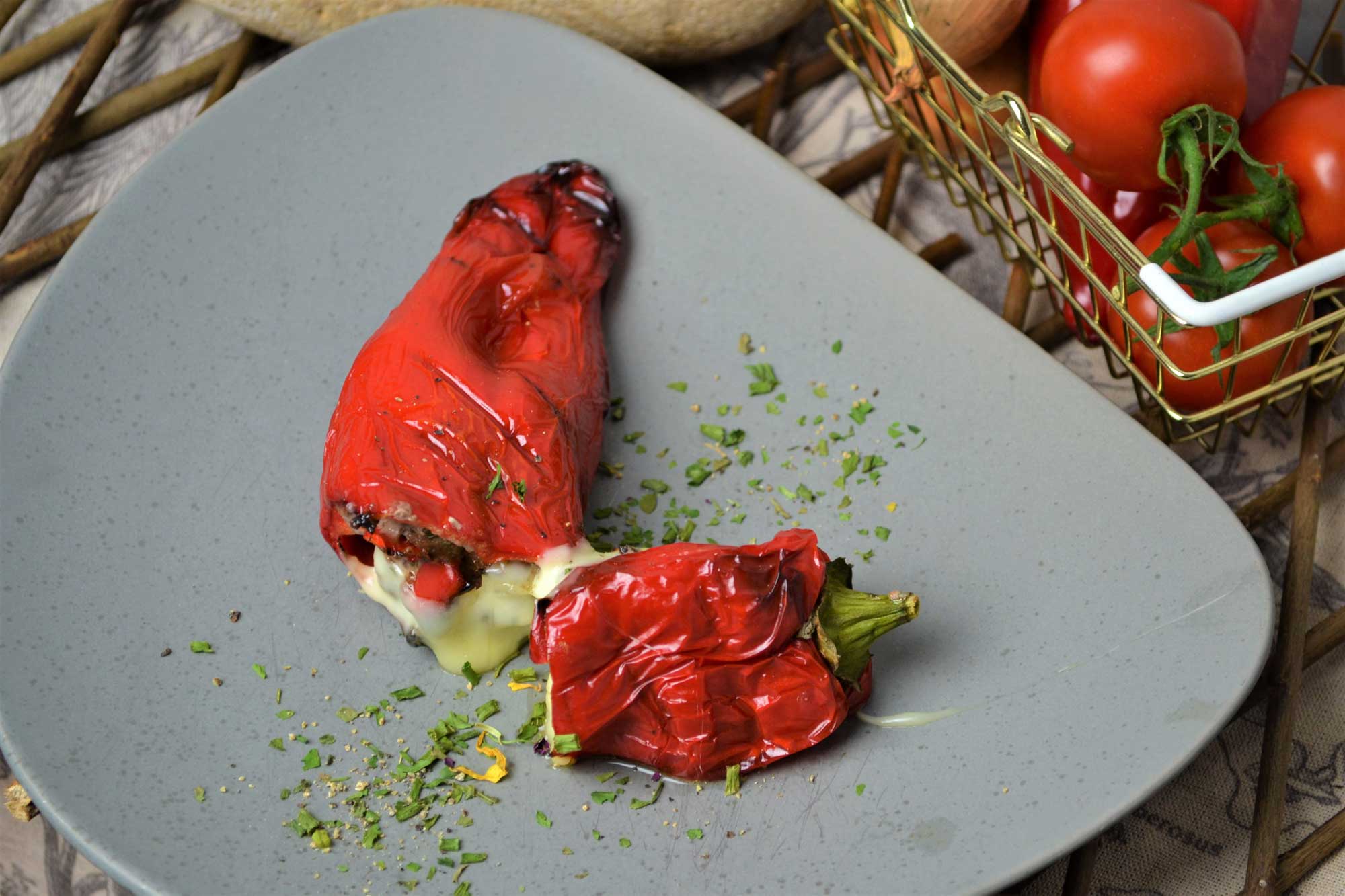 Mit würzigem Herver Käse überbacken: Gefüllte Paprika