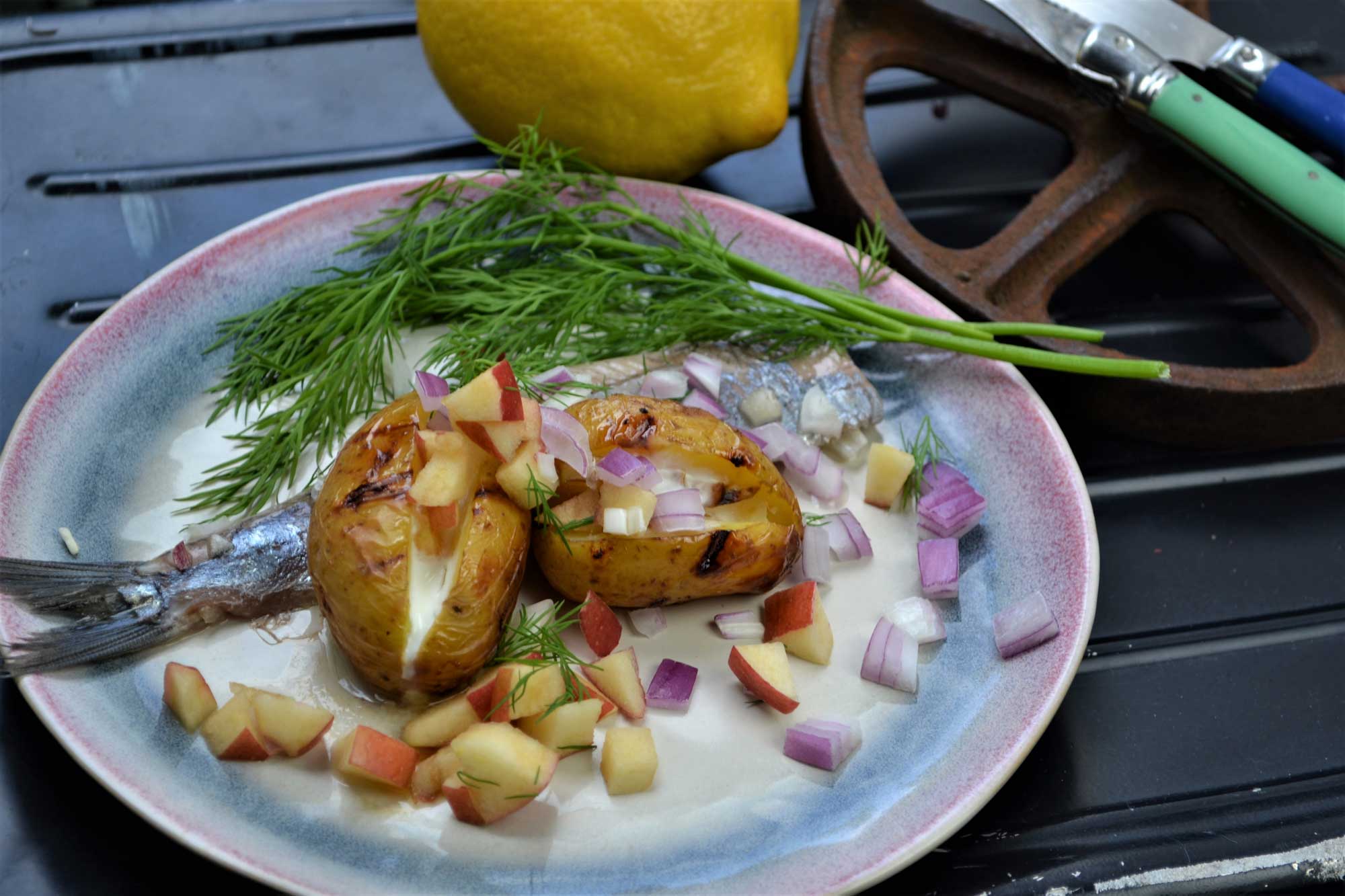 Gegrillte Kartoffeln auf Matjes mit Apfel- und Zwiebelstückchen