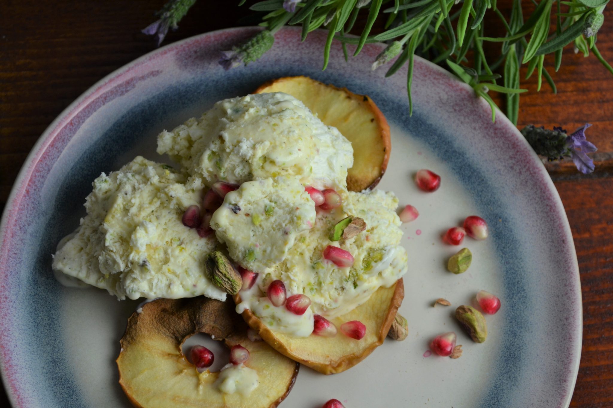 Cremiges Pistazieneis mit frischen Früchten