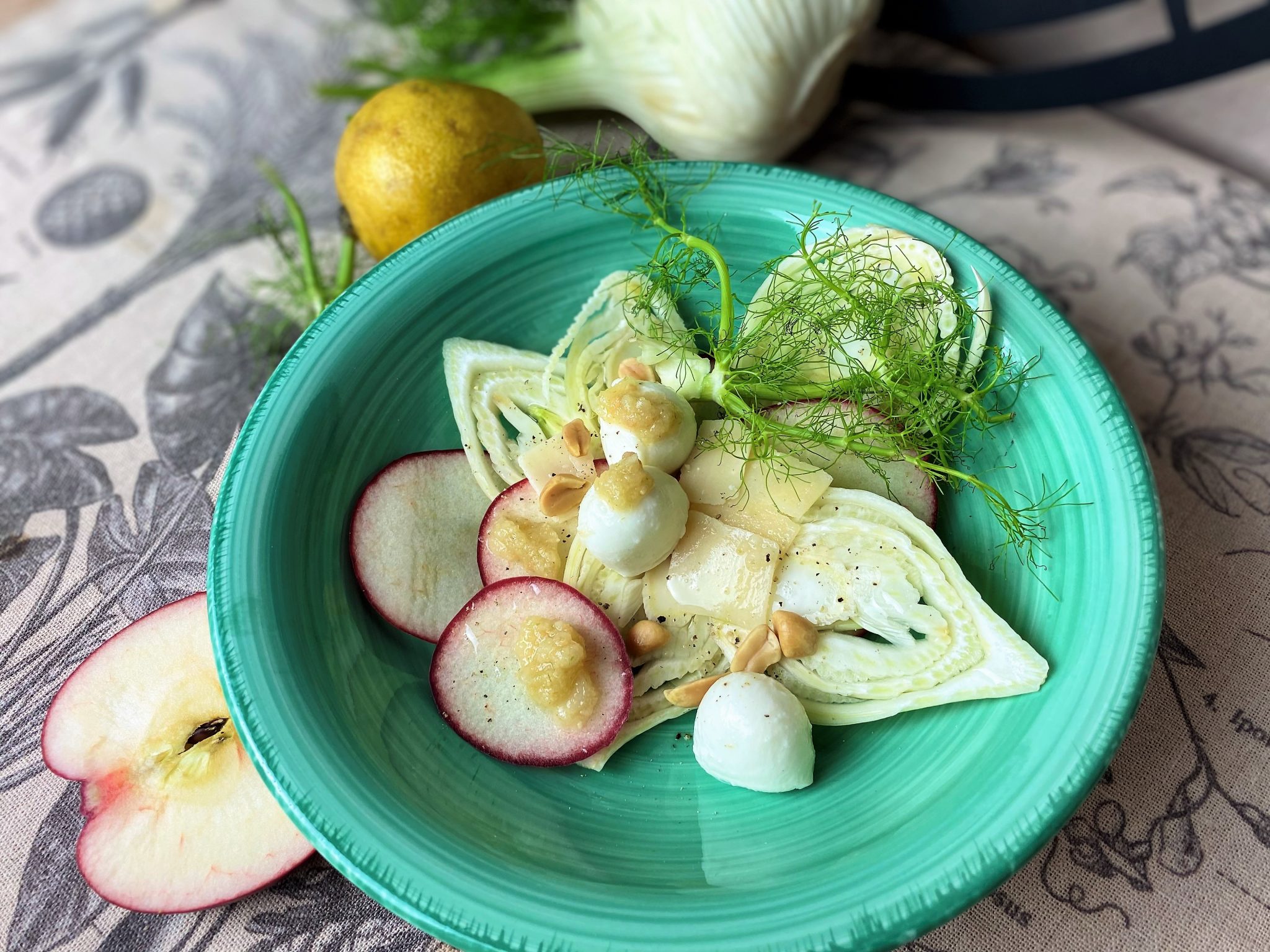 Apfel-Fenchel-Salat mit erfrischendem Erdnuss-Pesto