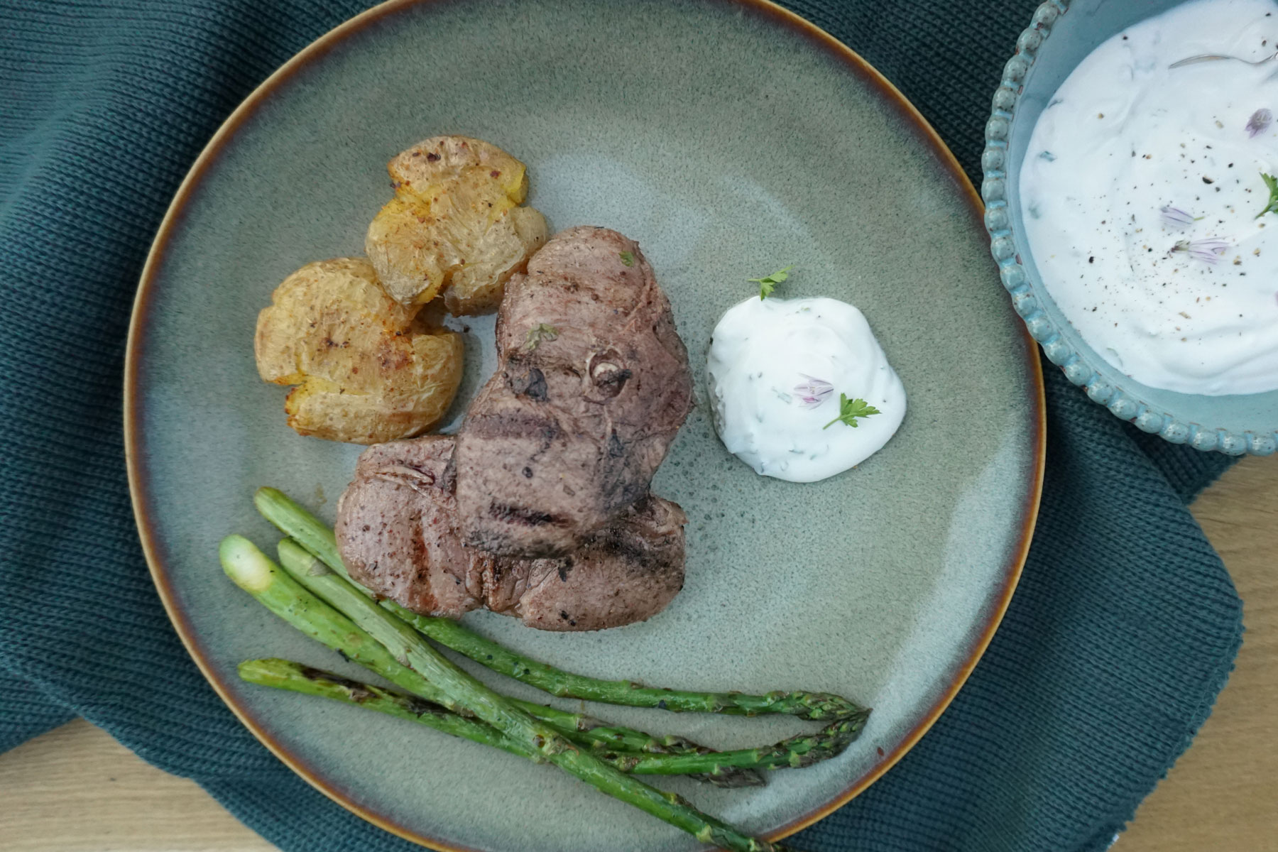 Marinierte Lammkoteletts mit Kräuterjoghurt und Gemüse