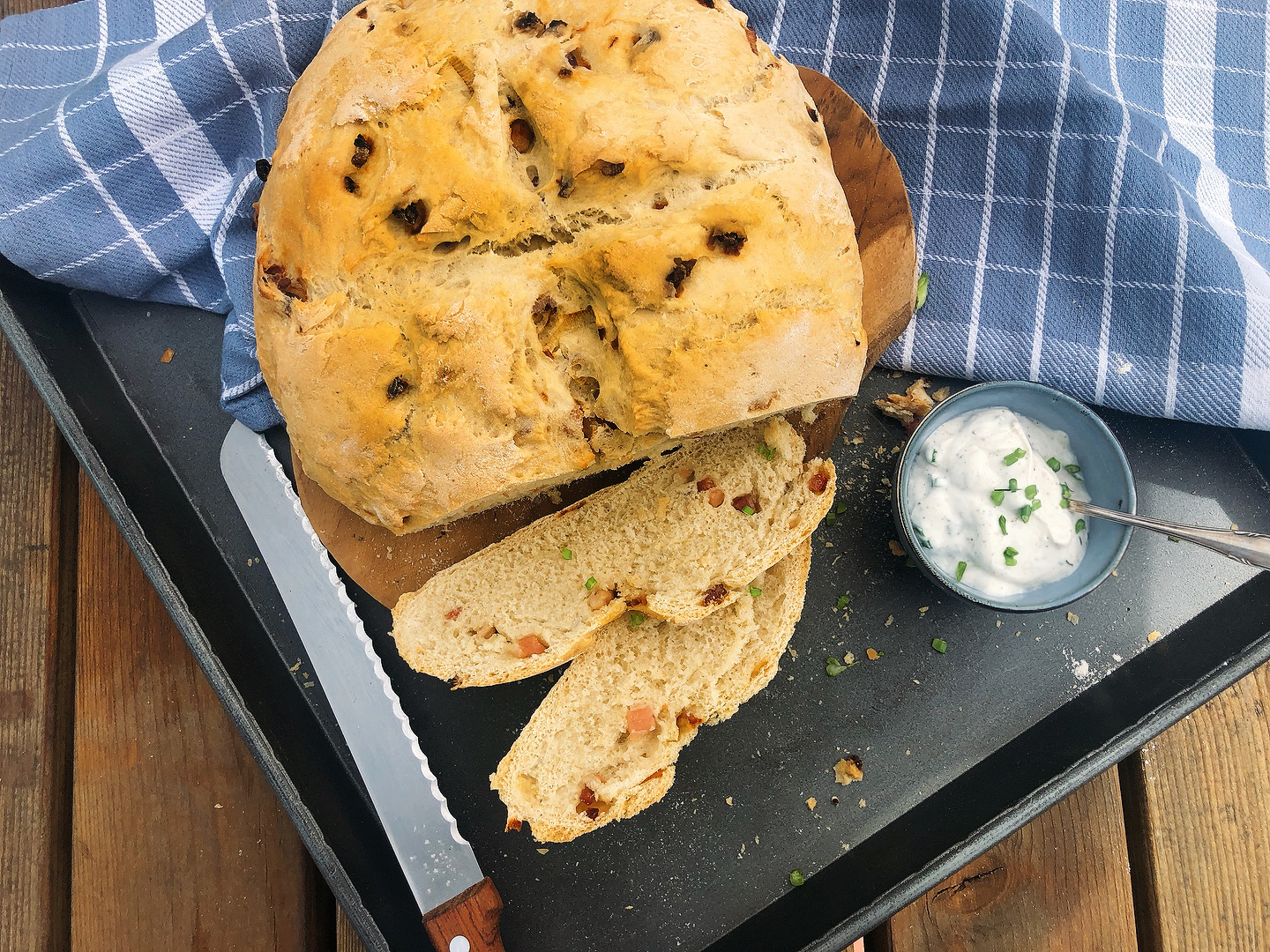 Dinkelbrot mit Speck und Lauchzwiebeln