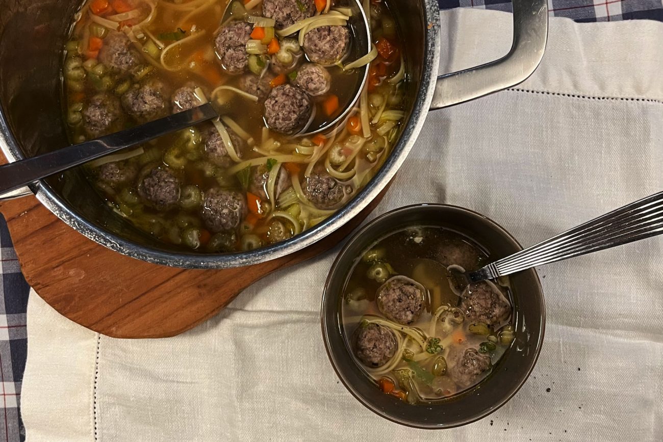 Klare Suppe mit Hackbällchen und Nudeln