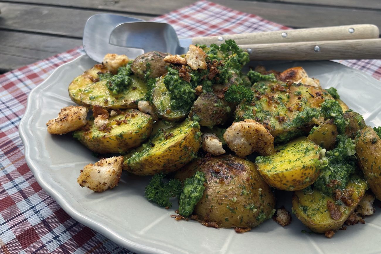 Grillkartoffel-Salat mit frischem Kräuterdressing