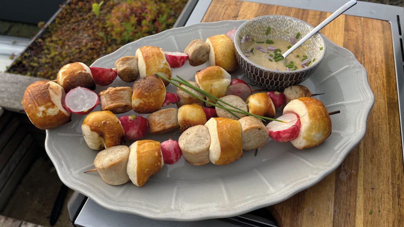 Bratwurstspieße mit Laugenbrötchen und Radieschen