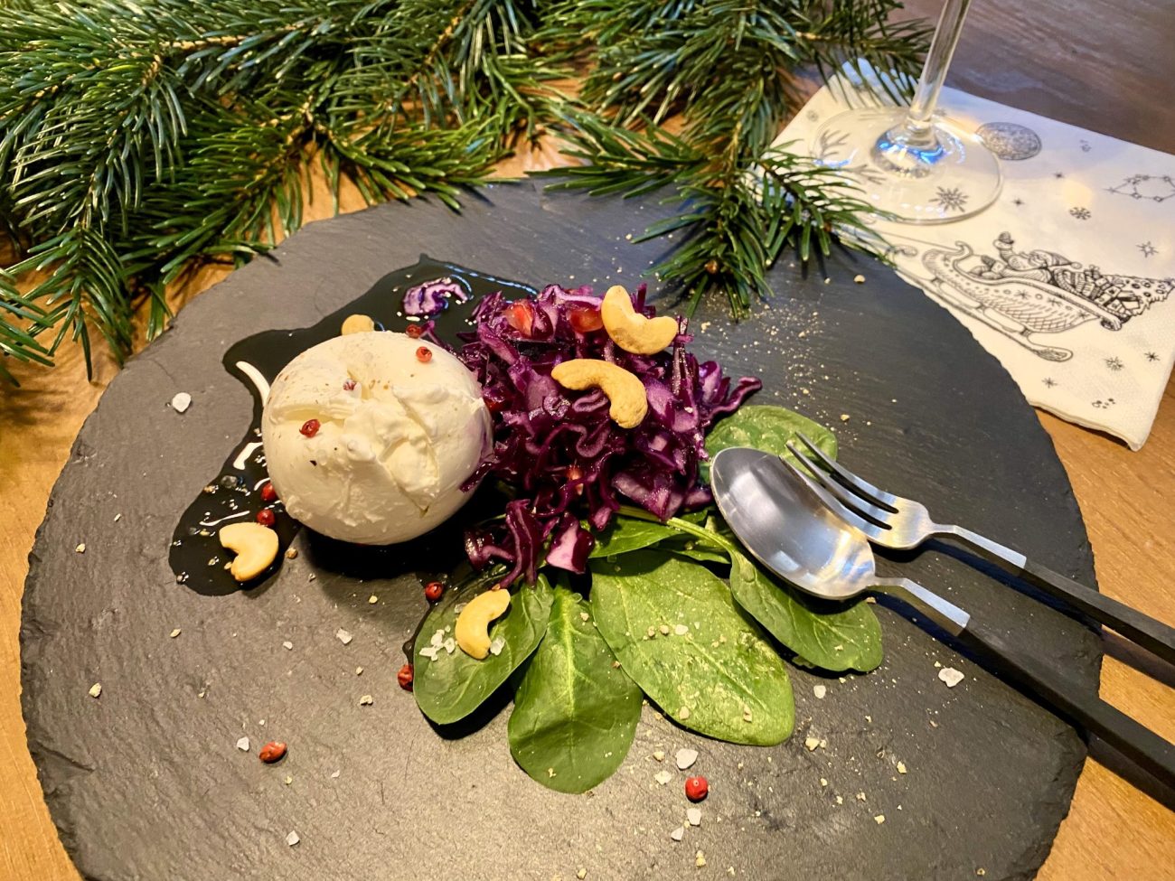 Burrata an mariniertem Kohl